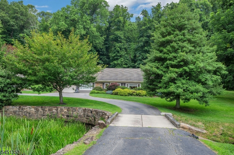112 E Valley Brook Rd Property Photo 2