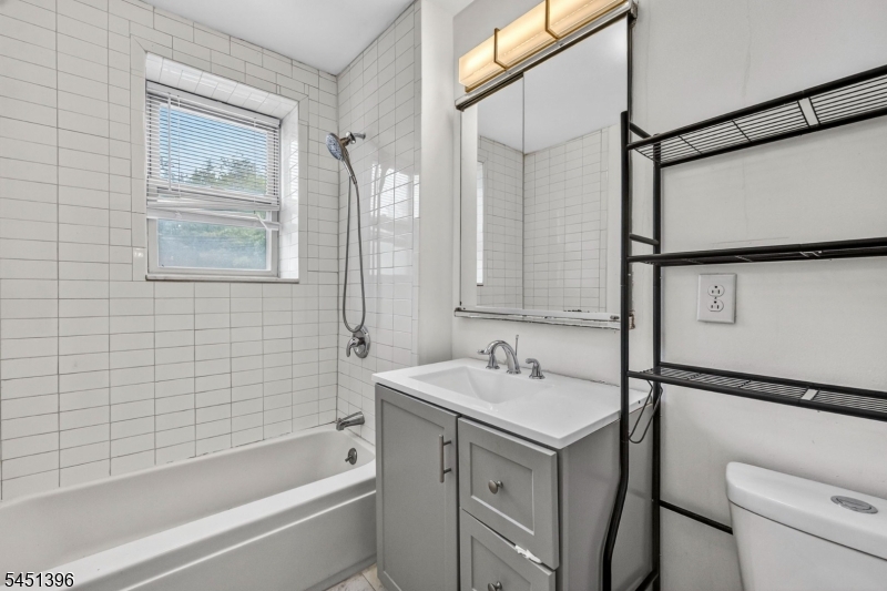 19 Lyons Ave 204 Property Photo 15