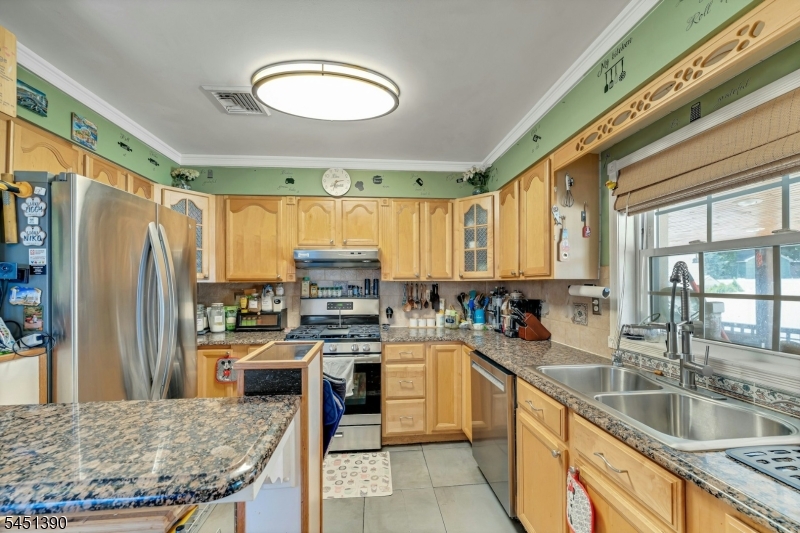 446 Post Ave Property Photo 6