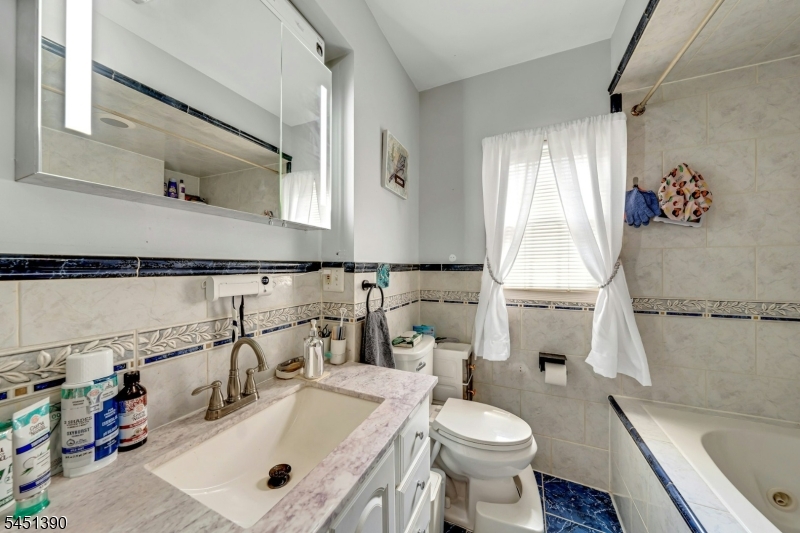 446 Post Ave Property Photo 10
