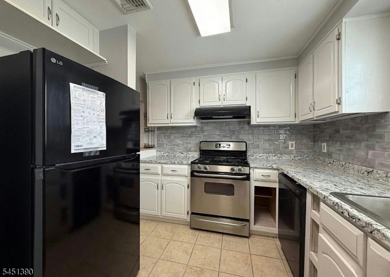 446 Post Ave Property Photo 16