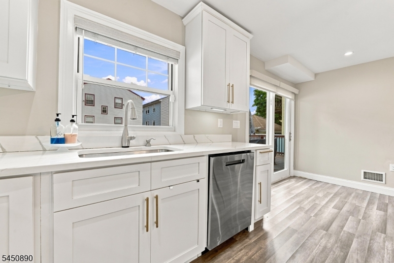 1305 E Henry St Property Photo 11