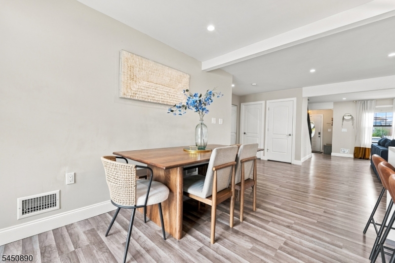1305 E Henry St Property Photo 17