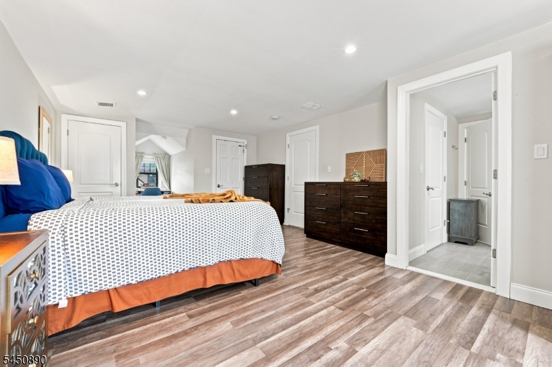 1305 E Henry St Property Photo 25