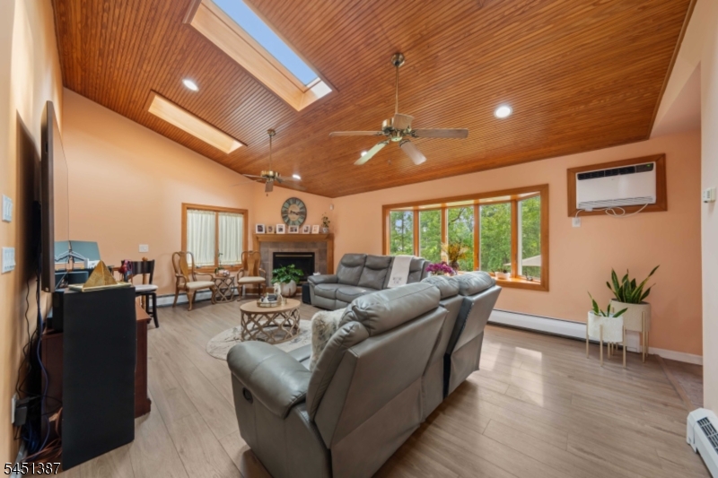 12 Carpenter Pl Property Photo 3
