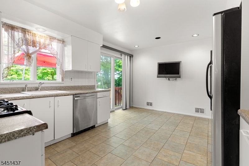 29 Devonshire Ter Property Photo 15