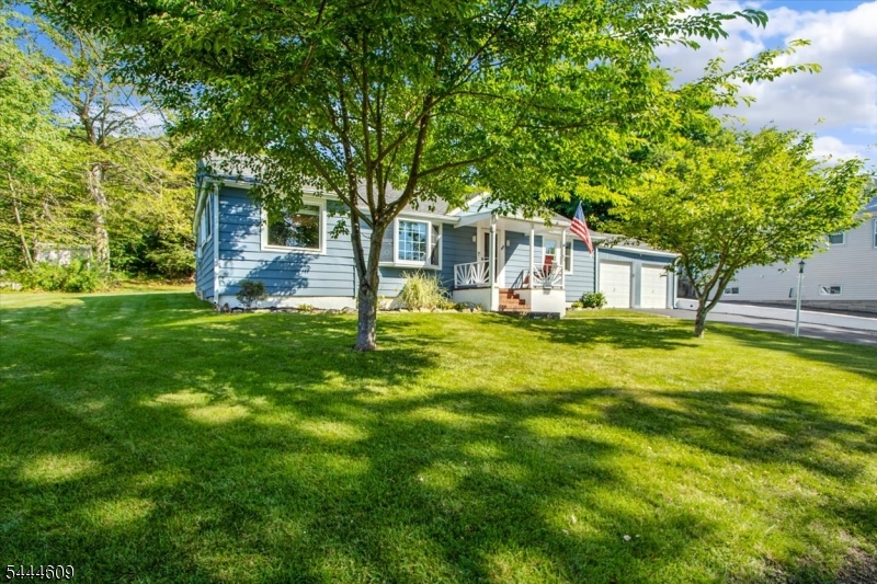 54 Oslo Dr Property Photo 3