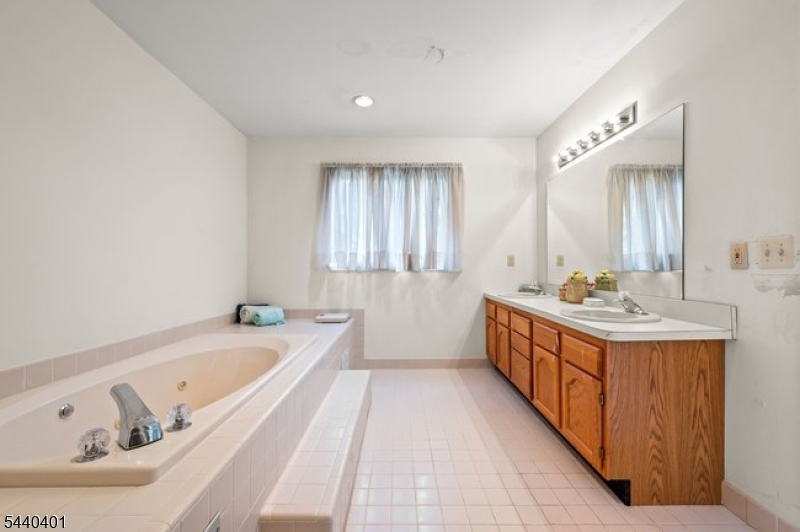 22 Village Green Ct Property Photo 28