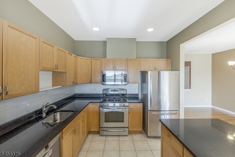 370 Summerhill Dr Property Photo 4