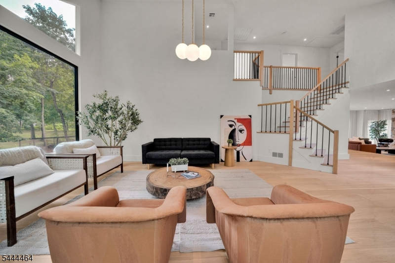 160 Beacon St Property Photo 10