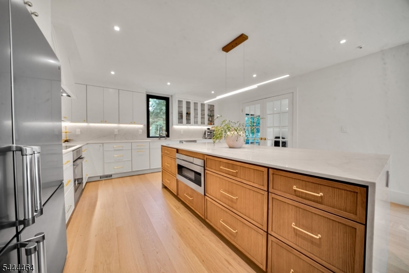 160 Beacon St Property Photo 11