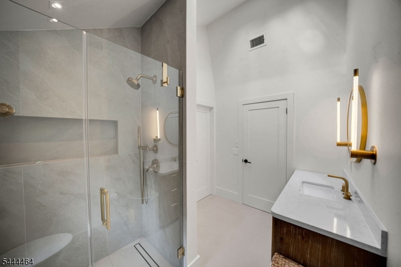160 Beacon St Property Photo 19