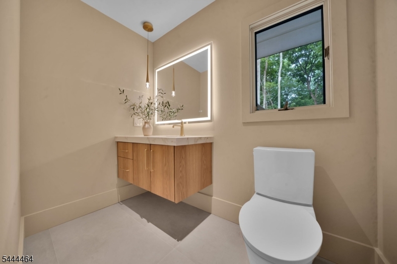 160 Beacon St Property Photo 32