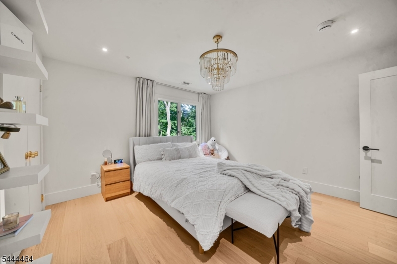 160 Beacon St Property Photo 33