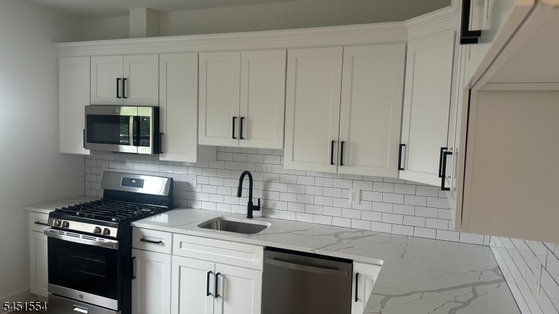 16 Headley Ter 2 Property Photo 14