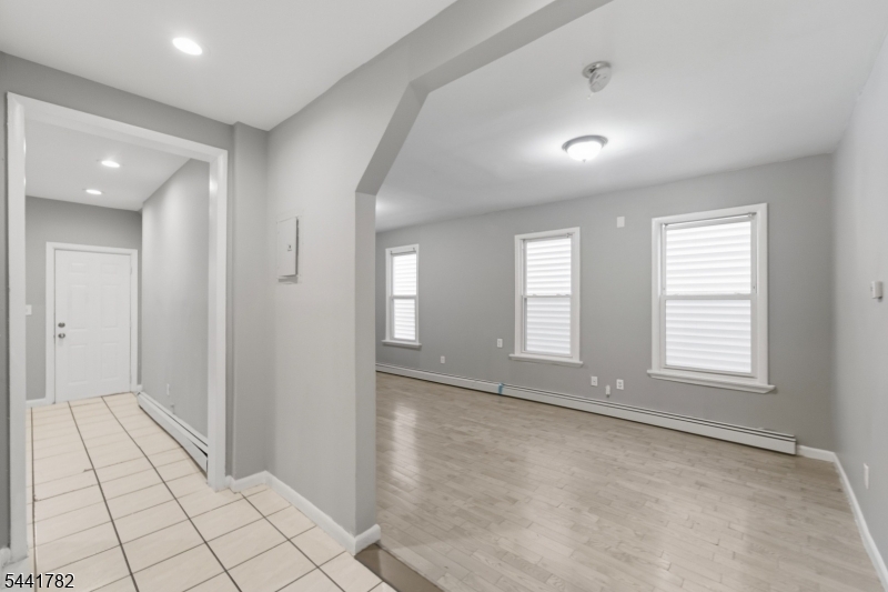 318 Grove St Property Photo 4