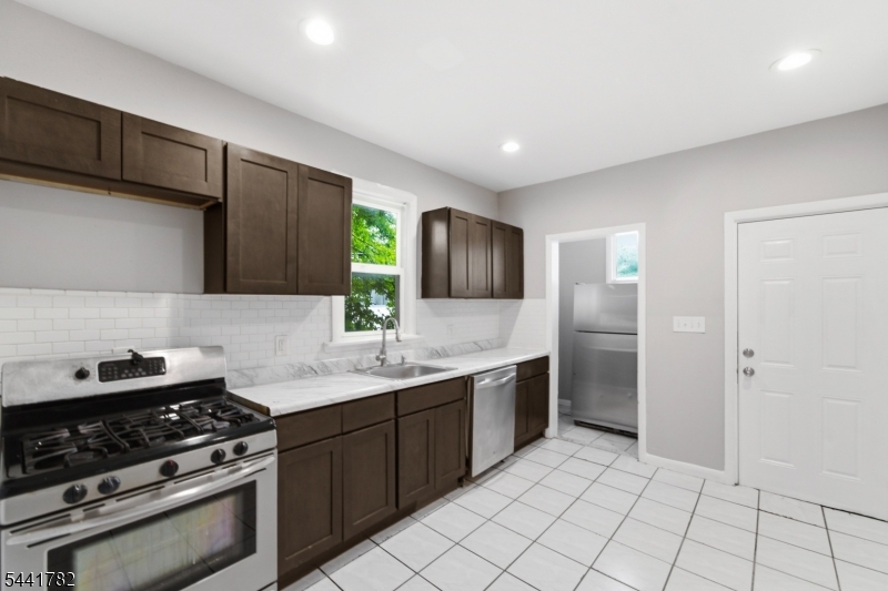 318 Grove St Property Photo 5