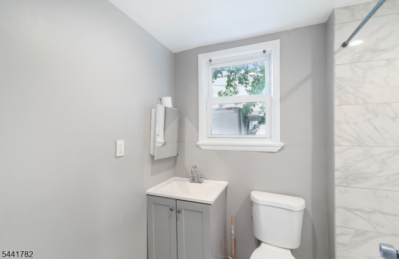 318 Grove St Property Photo 8