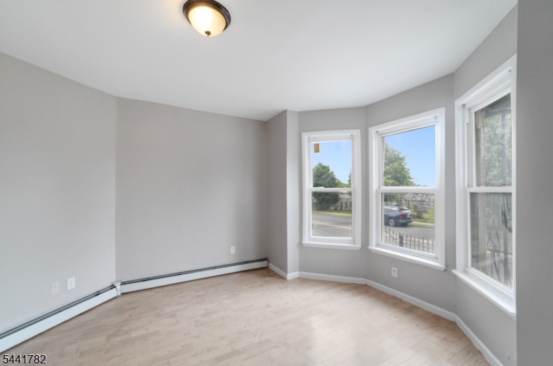 318 Grove St Property Photo 9