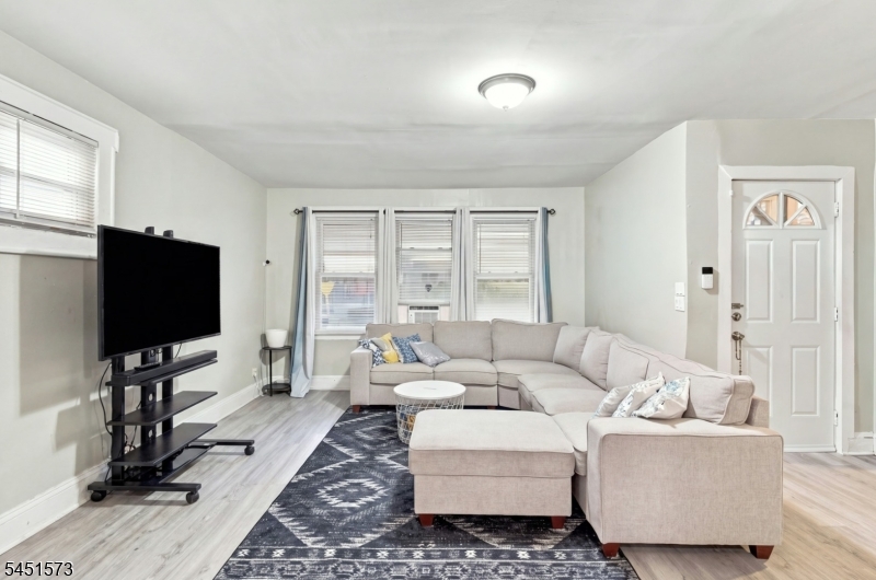 27 Philip Pl Property Photo 2