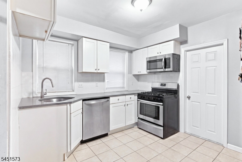 27 Philip Pl Property Photo 4