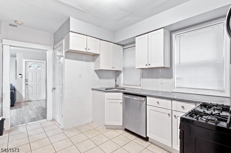 27 Philip Pl Property Photo 9
