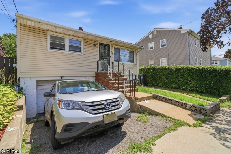 312 Stuyvesant Ave Property Photo 2