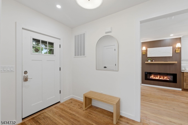 166 Lincoln St Property Photo 2