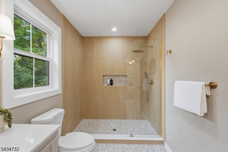166 Lincoln St Property Photo 18