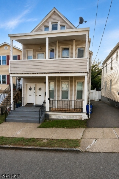 32 Hemlock St Property Photo 1