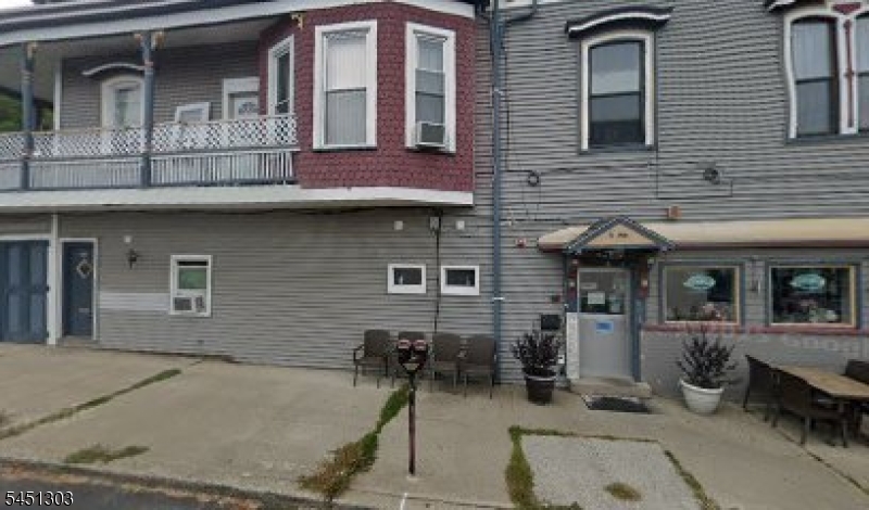 216 Main St Property Photo 1
