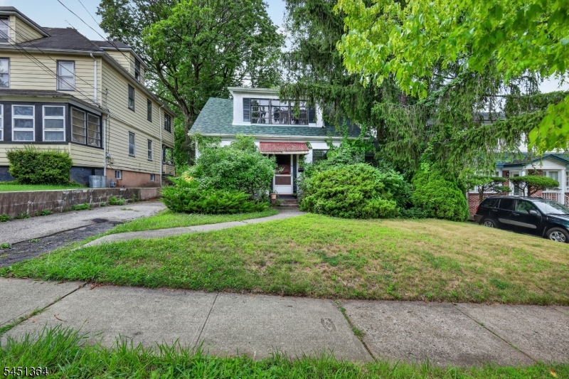 162 Bogert St Property Photo 1