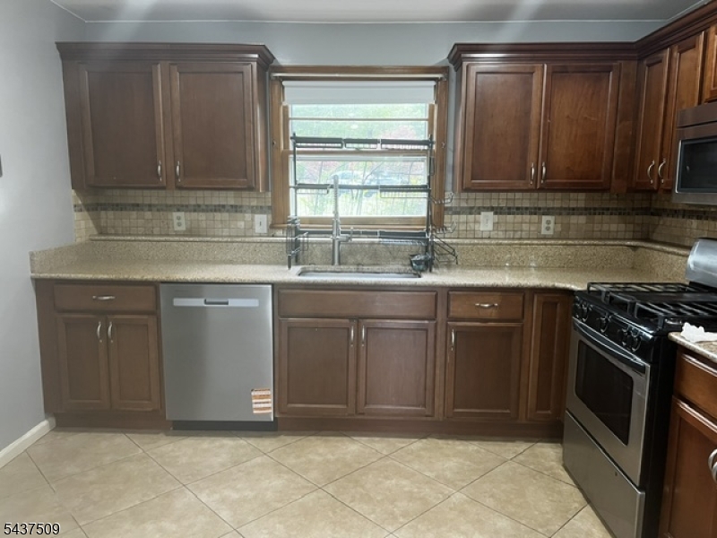 42 Edgewood Ter Property Photo 4