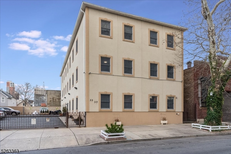 33 New York Ave 2a Property Photo 1