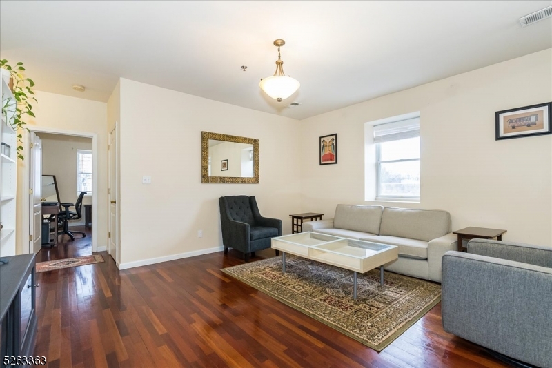 33 New York Ave 2a Property Photo 4