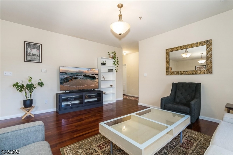 33 New York Ave 2a Property Photo 5