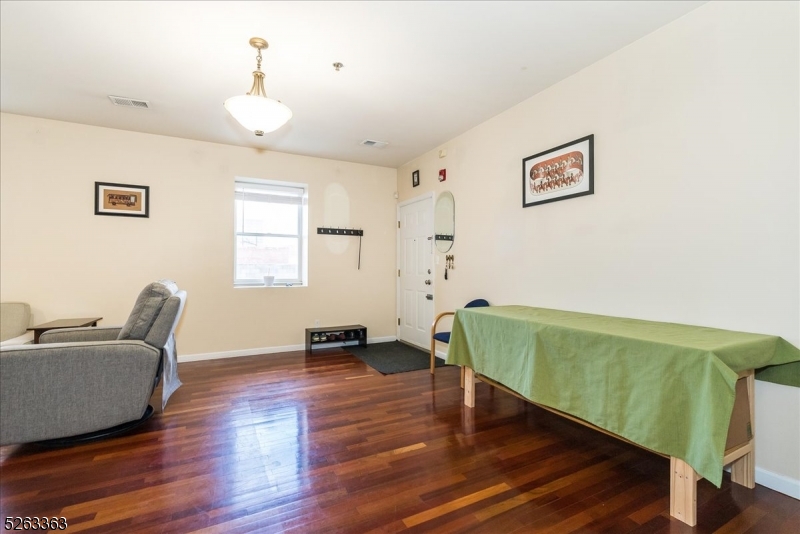33 New York Ave 2a Property Photo 7