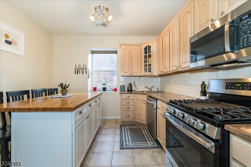 33 New York Ave 2a Property Photo 10