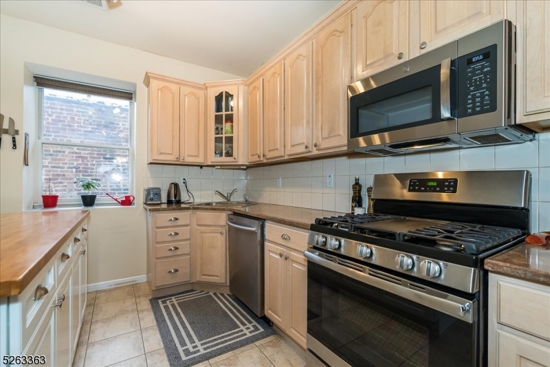 33 New York Ave 2a Property Photo 11
