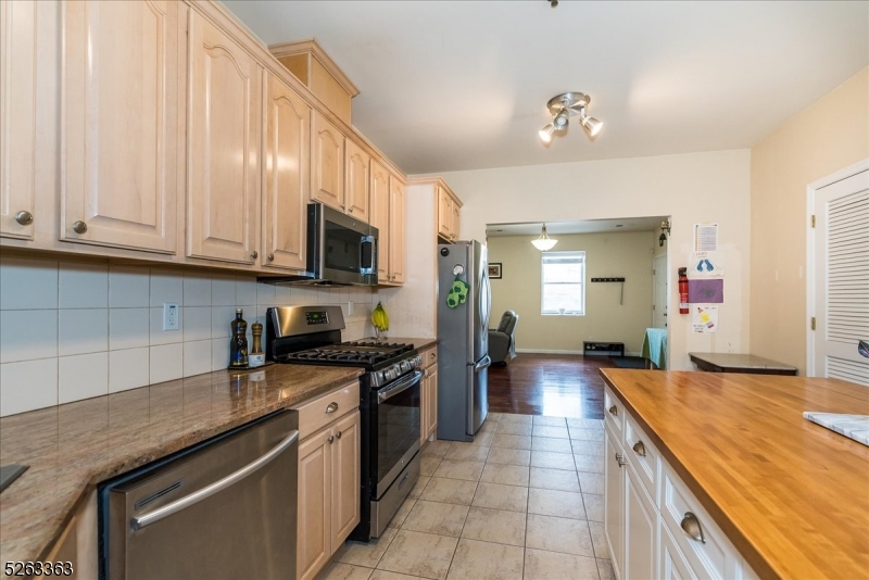 33 New York Ave 2a Property Photo 12