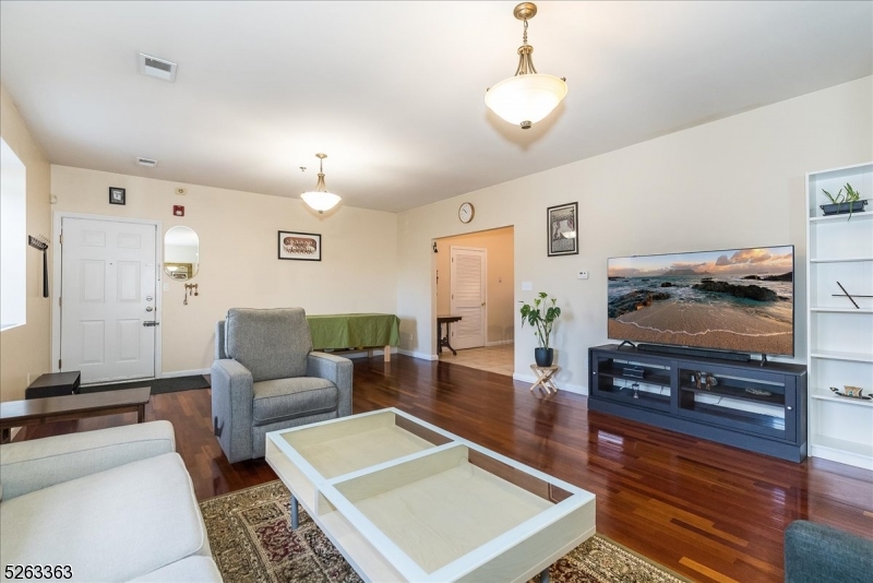 33 New York Ave 2a Property Photo 15