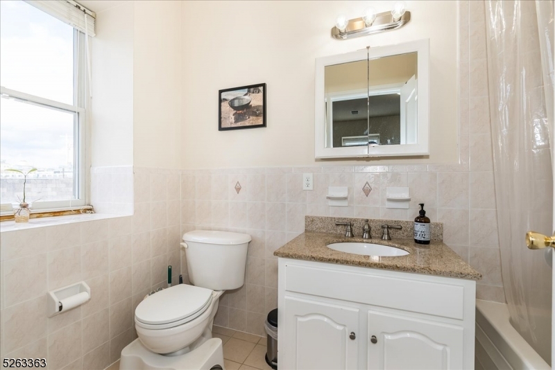 33 New York Ave 2a Property Photo 21