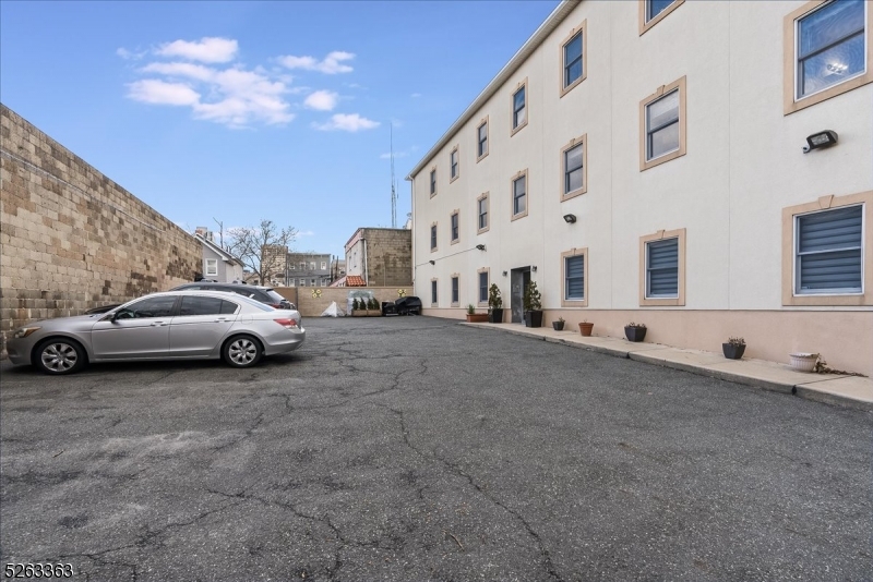 33 New York Ave 2a Property Photo 22