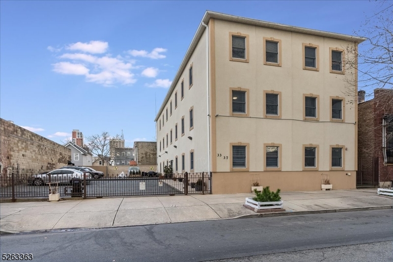 33 New York Ave 2a Property Photo 24