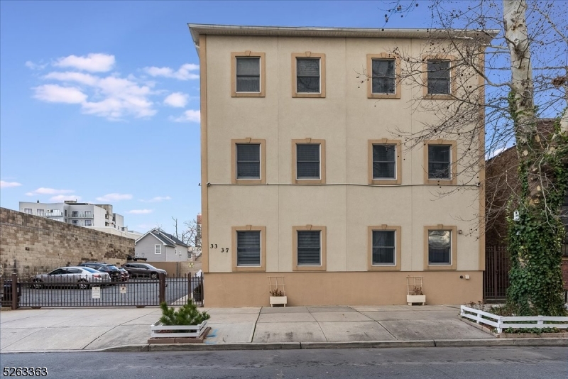 33 New York Ave 2a Property Photo 25