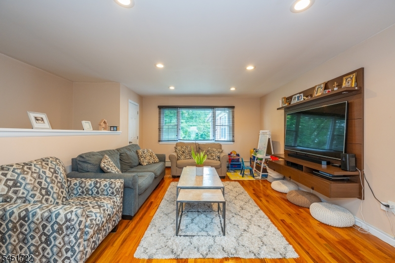 24 Manchester Ct Property Photo 6