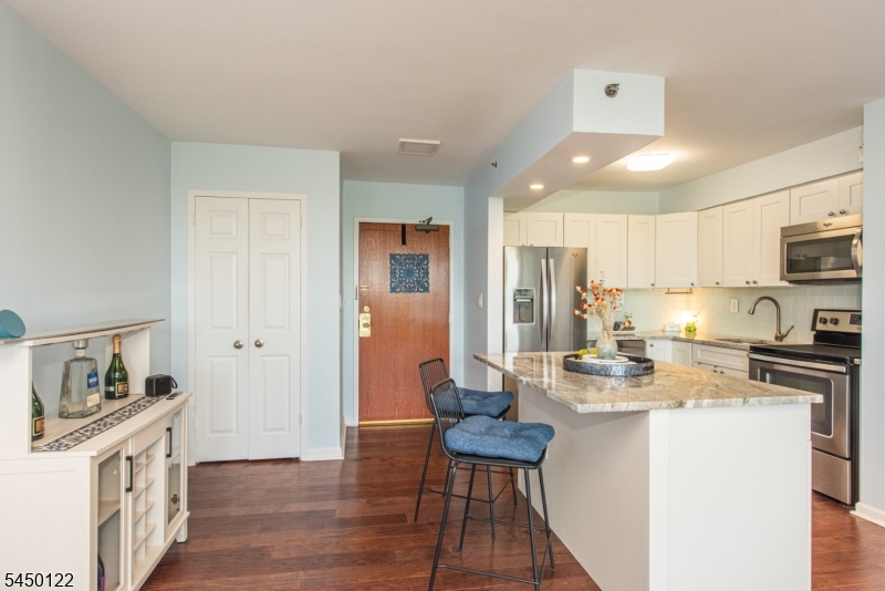 300 Main St 707 Property Photo 6