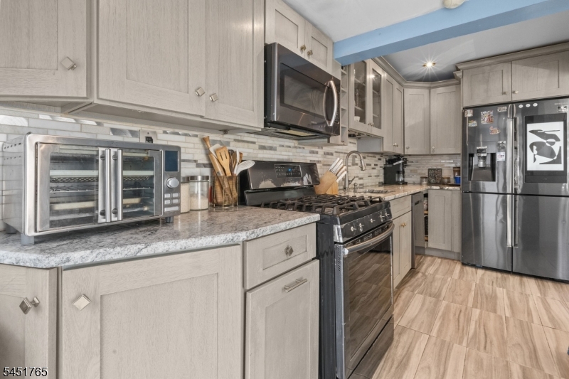 484 Raritan Rd Property Photo 13