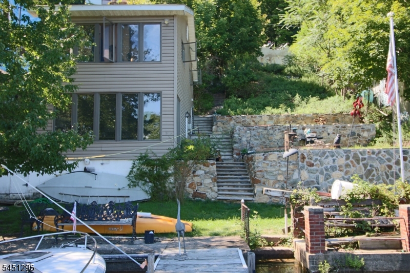 151 Hudson Ave Property Photo 4
