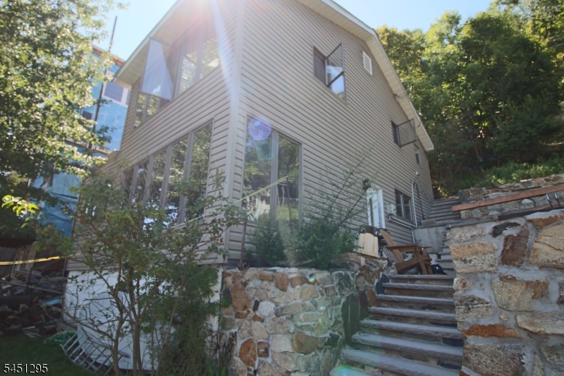 151 Hudson Ave Property Photo 6